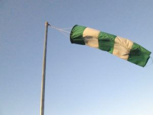 湘南で風をかわすポイント4選！風が強くてもサーフィンできるのはどこ？