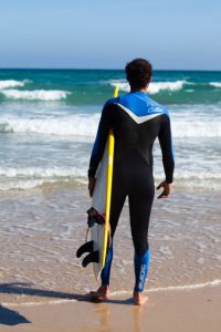 サーフィンは一人で始められる？スクールなどで教わるほうがいい理由とは？