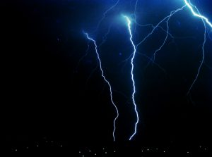 サーフィン中の雷で取るべき行動と身を守る方法！過去の落雷事故も