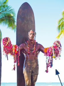 近代サーフィンの父【デューク・カハナモク】の生涯と功績！サーフィン映像も！