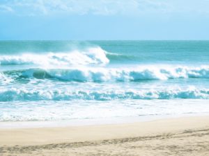 潮の満ち引きとサーフィンの関係！波のコンディションが上向く狙い目は？