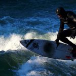 サーフィンの防寒グッズおすすめ6選！真冬に重宝するキャップ・ブーツ・ジェルなど！