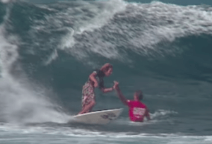 《過去の名場面》1995年パイプラインマスターズでのケリーとマチャドの伝説