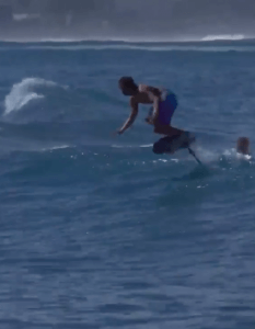 《動画》カイ・レニーがノースショアでフォイルサーフィン