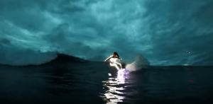 【動画】ロブマチャドが光るボード&ウェットでナイトサーフィン