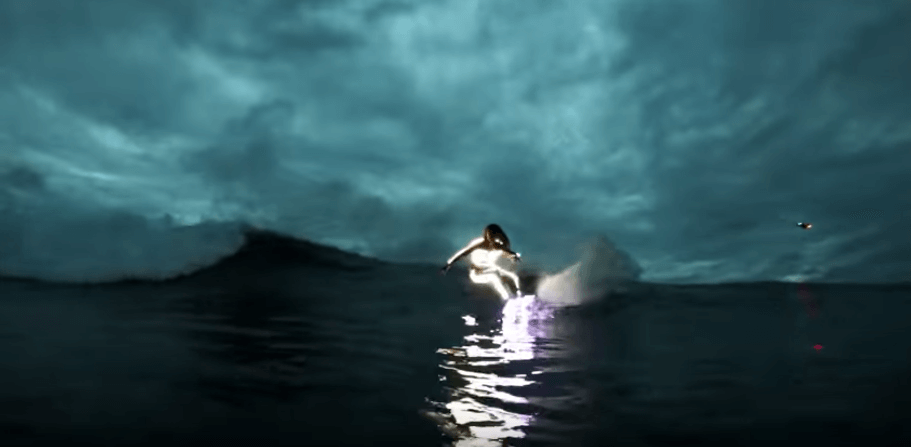 【動画】ロブマチャドが光るボード&ウェットでナイトサーフィン