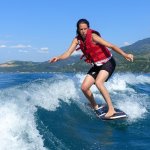 ウェイクサーフィンが大人気！魅力や全国のおすすめ体験スポットも