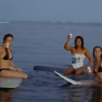 ROXYガール4人の『メンタワイ・ボートトリップ』映像