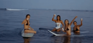 ROXYガール4人の『メンタワイ・ボートトリップ』映像