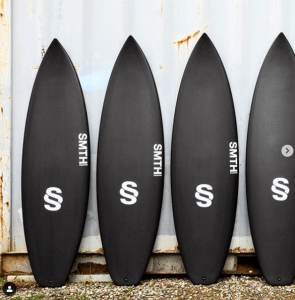 五十嵐カノアやジョディ・スミスも使う『黒いサーフボード』の正体は…？