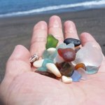 シーグラスは海からの贈り物|見つけ方やアクセサリーなどおすすめの工作も