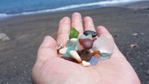 シーグラスは海からの贈り物｜見つけ方やアクセサリーなどおすすめの工作も