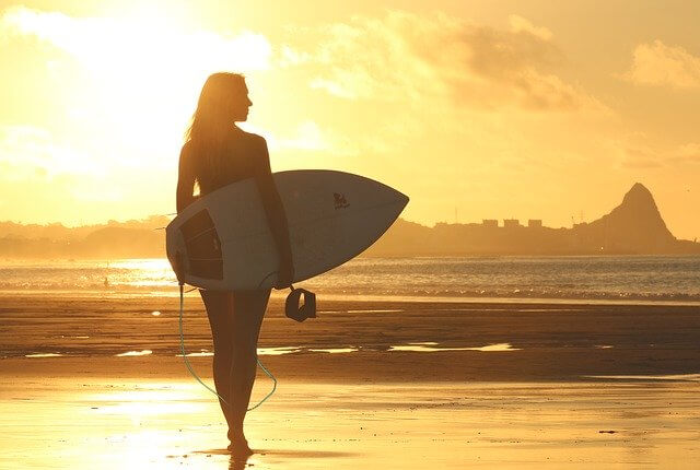 サーフィンをやると痩せるの？ダイエット効果はある？