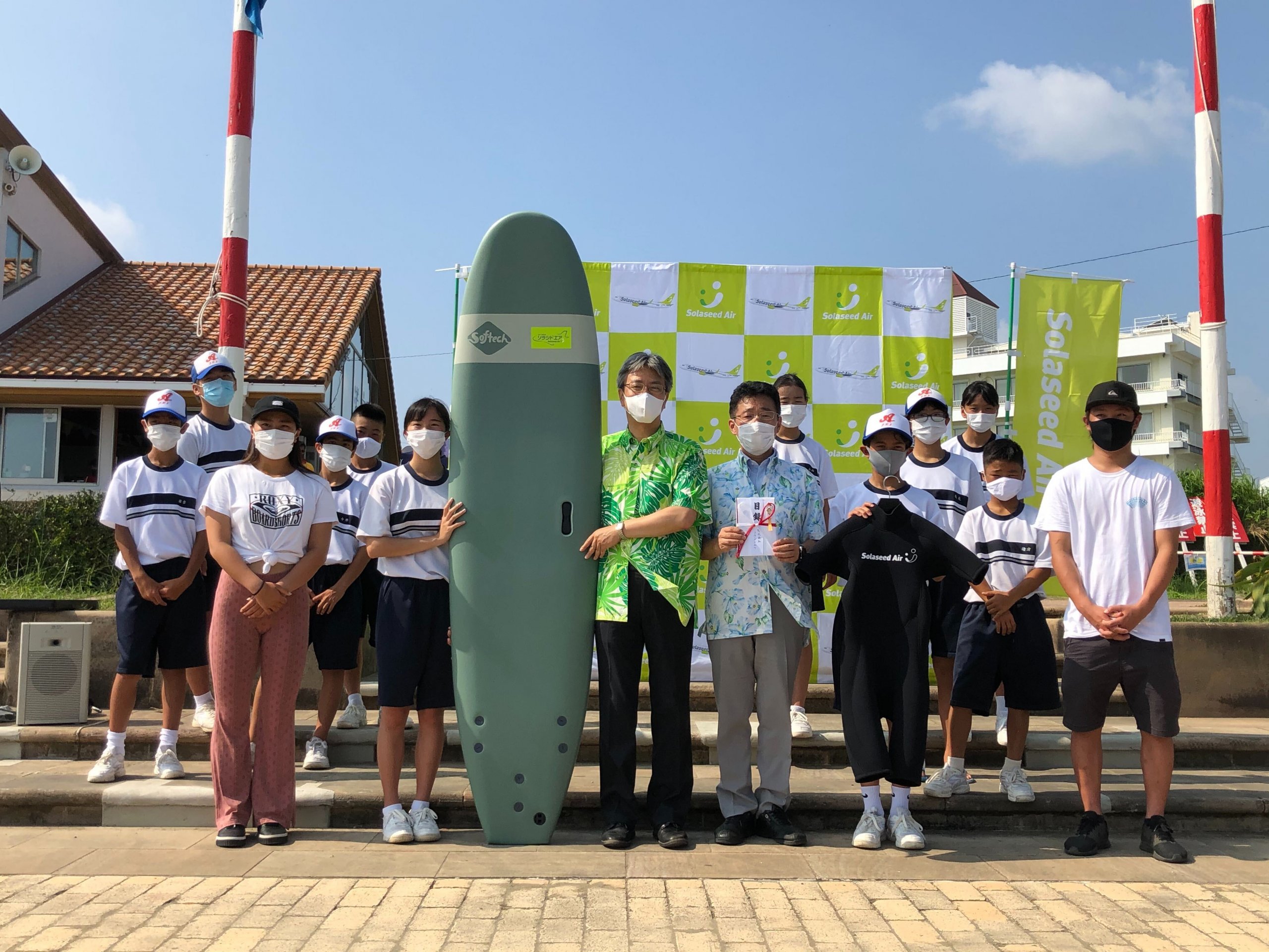 ソラシドエアが宮崎市立青島中学校サーフィン部にサーフ用品を寄贈