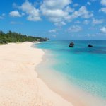 砂浜の色に違いがあるのはなぜ?白・黒の理由や世界の珍しい砂浜も
