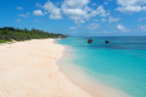 砂浜の色に違いがあるのはなぜ?白・黒の理由や世界の珍しい砂浜も