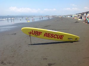 海で溺れている人を見かけたらどうする?対処法・やってはいけないことも