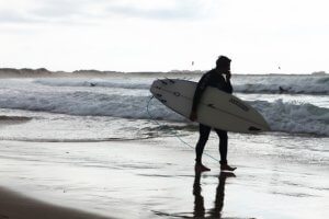 サーフィン中に足がつる原因と対処法！こむら返りに要注意…