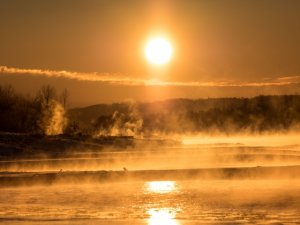 海から湯気が上がる『けあらし』とは？見られる条件・原理を解説
