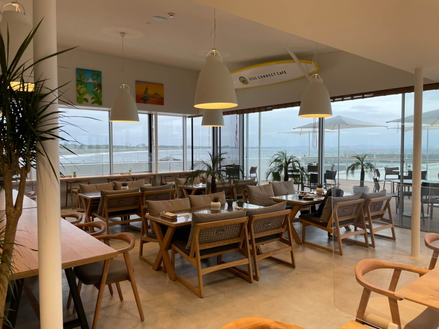 大磯の海沿いに「OISO CONNECT  CAFE」開店｜　バラと潮風香る空間をサーフィン映画監督がプロデュース