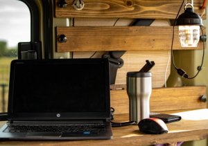 車中泊でWi-Fiを使う方法！バンライフには必須？