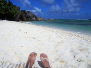 海で日焼けをしやすい理由とは？原因や対策など