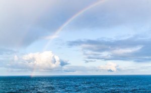 海の色が青く見えるのはなぜ？赤や緑に見えることもある？